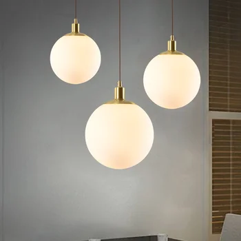 Északi egyszerű poszt-modern kis sárgaréz csillár személyiség kreatív éjjeli lámpa egységes fejét tej fehér üveg labdát, csillár
